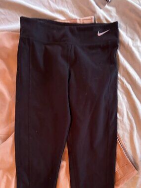 NIKE size medium womens work out pants gym  leggings athletic capris capri black